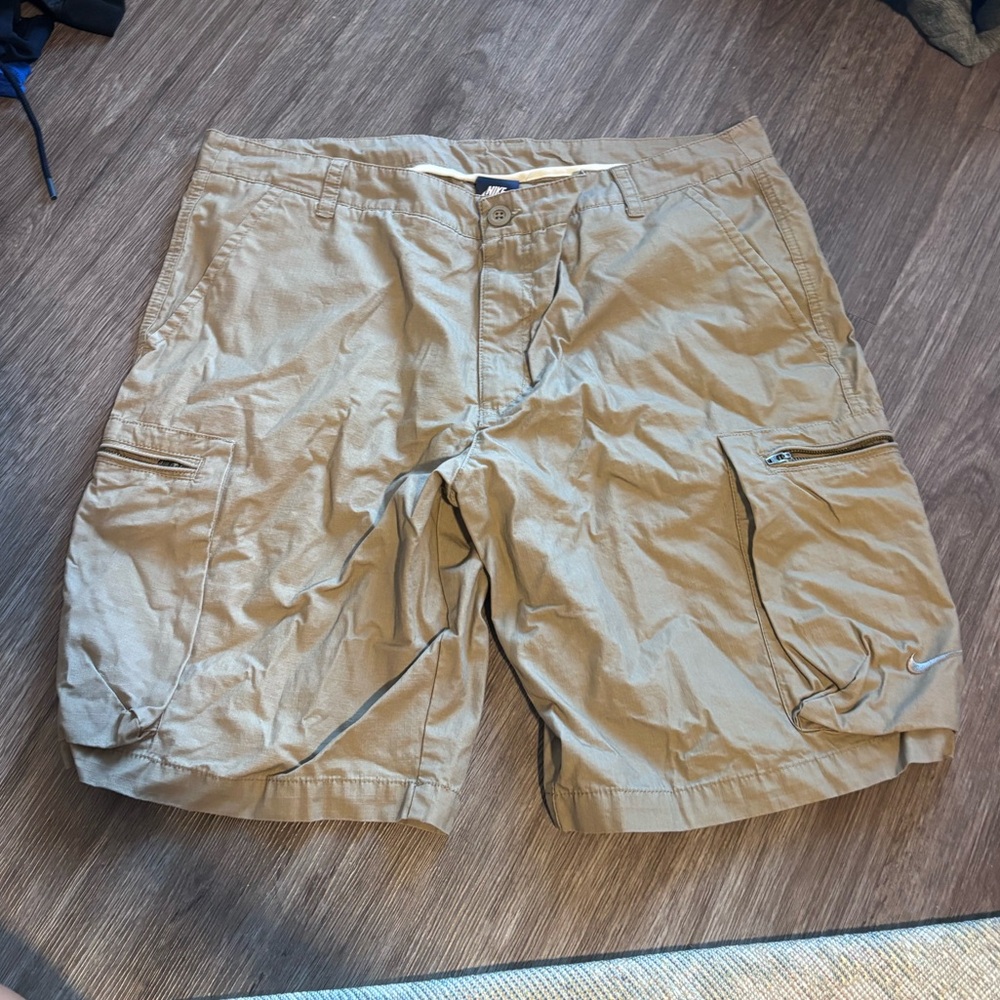 Nike cargo shorts size 38 without tags